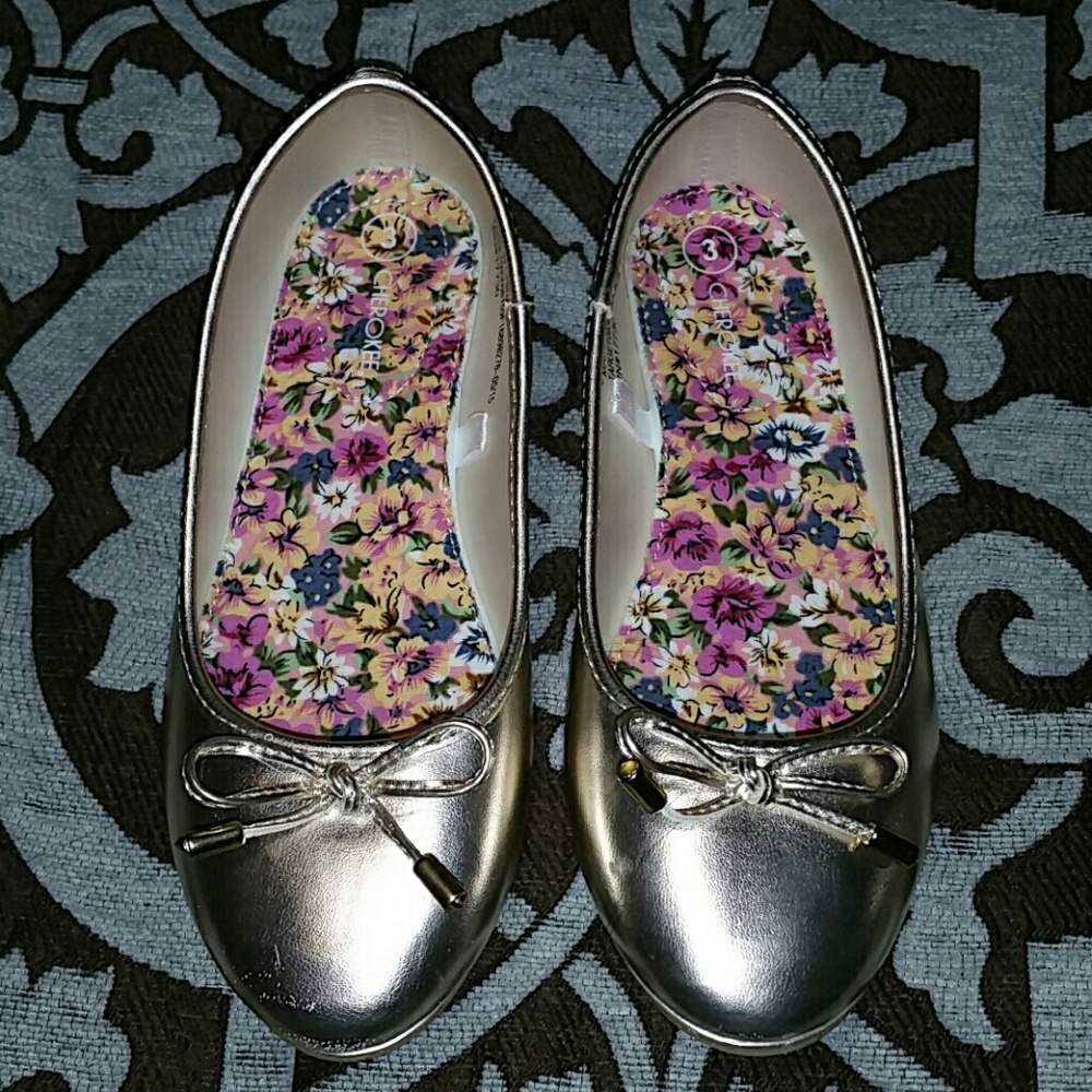 Cherokee big kids gold flats